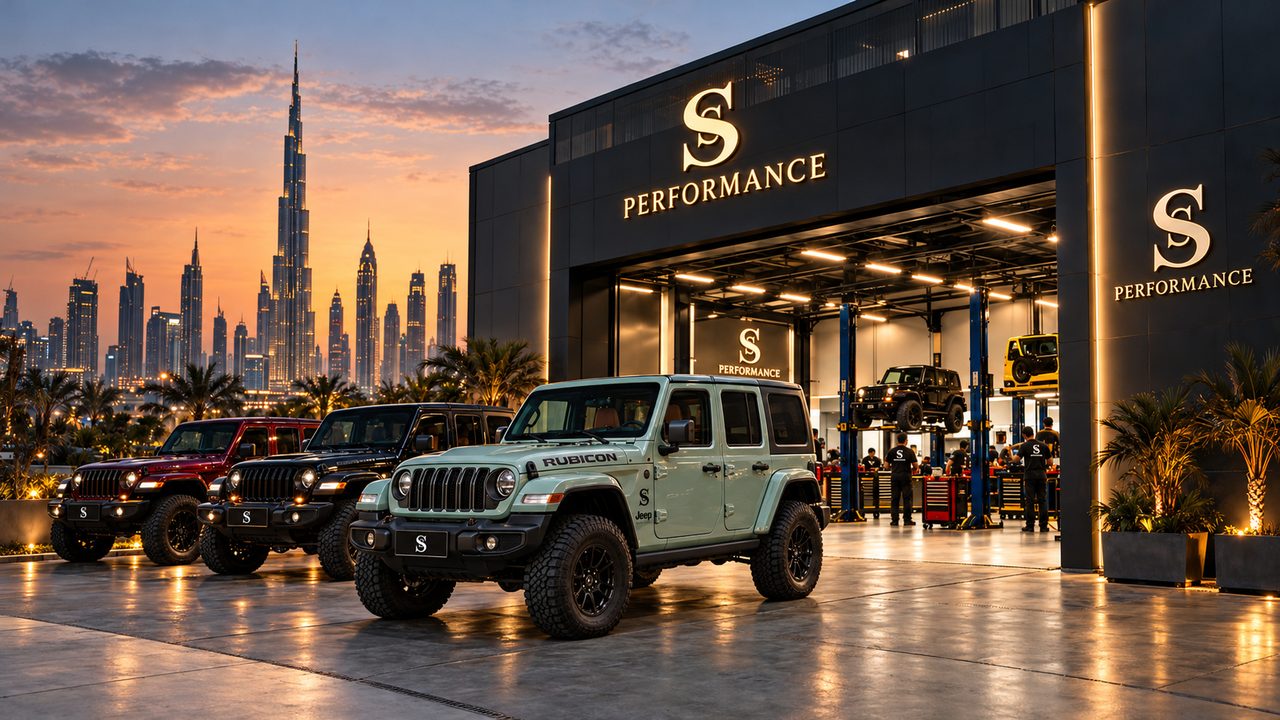 El centro SS Performance de Dubái al atardecer, con tres Jeep Wrangler delante