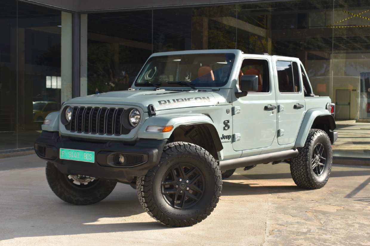 Adventure de 4 puertas, un Jeep Wrangler Rubicon verde personalizado
