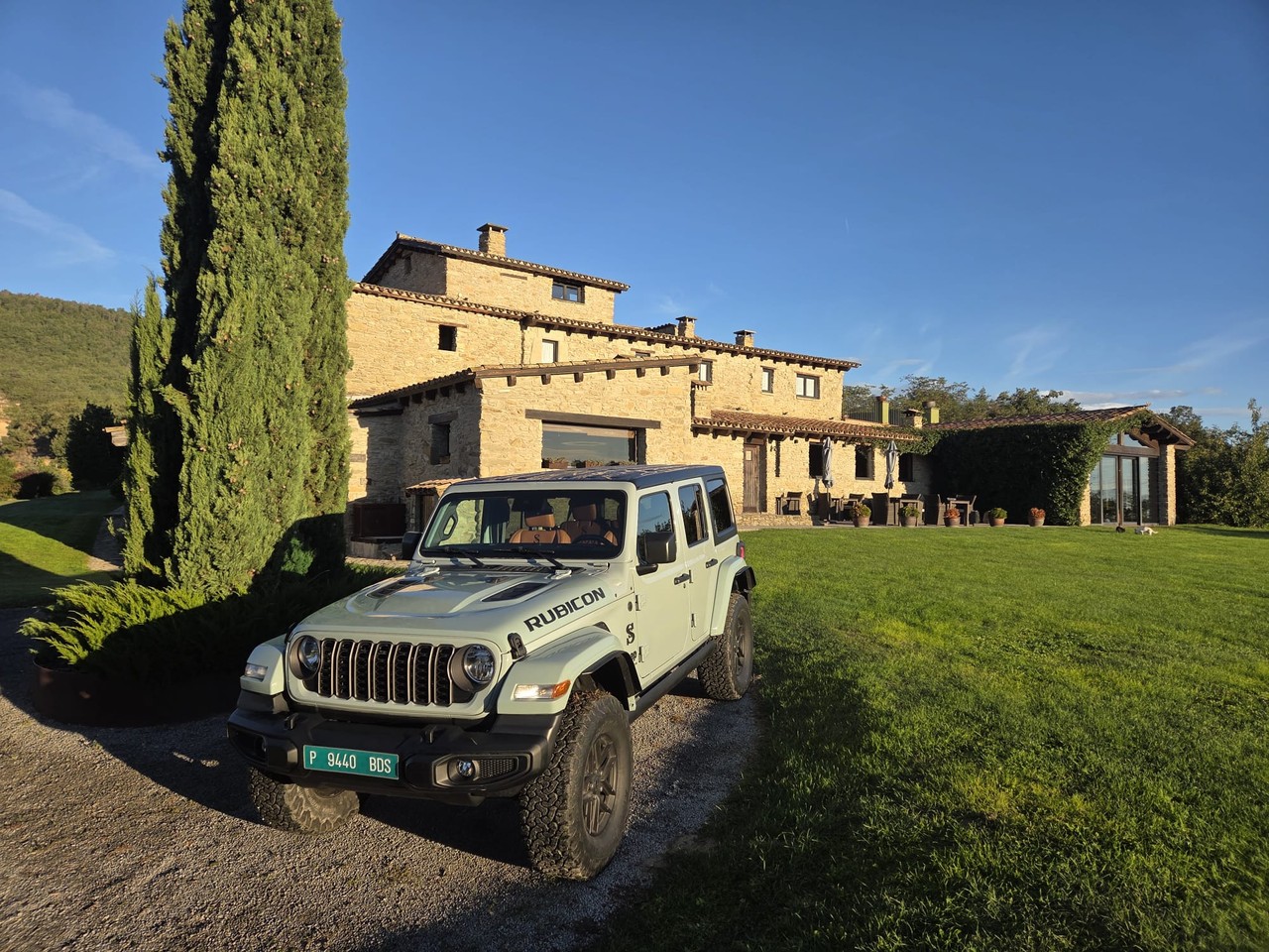 Un Jeep Wrangler Rubicon SS Performance delante de una masía de piedra